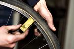 Slange eller ej.  Mange cykelhandlere lapper ikke cykler mere og begrunder det med et forbud fra Arbejdstilsynet. Men forbuddet eksisterer ikke. Dermed betaler mange kunder ekstra for en punktering på en forkert baggrund. Arkivfoto: Jens Dresling 