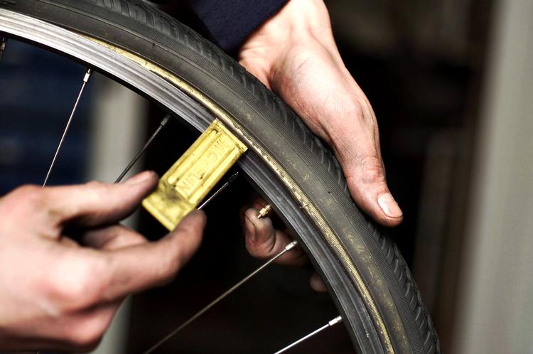 Slange eller ej.  Mange cykelhandlere lapper ikke cykler mere og begrunder det med et forbud fra Arbejdstilsynet. Men forbuddet eksisterer ikke. Dermed betaler mange kunder ekstra for en punktering på en forkert baggrund. Arkivfoto: Jens Dresling 