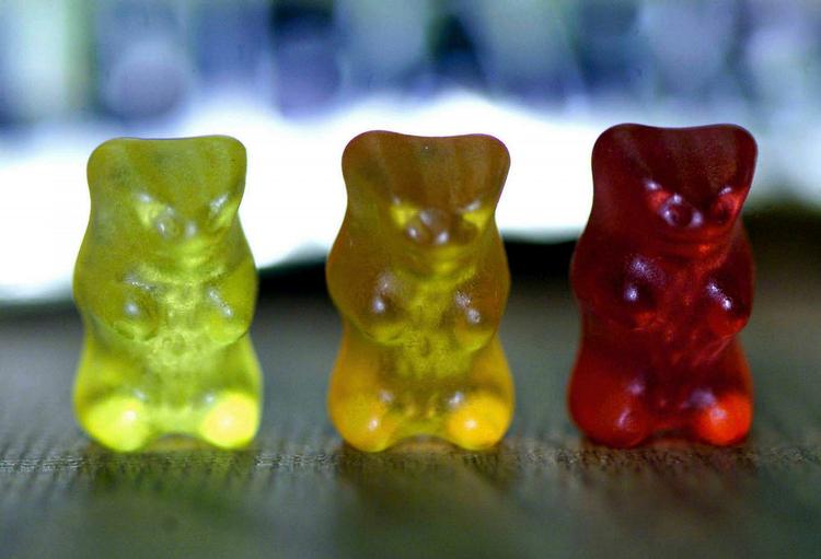 SNYDT. Engelsk pige troede, at hun havde slik i sin Haribopose. Hun anede ikke, at hendes far havde gemt noget ganske andet i posen. 