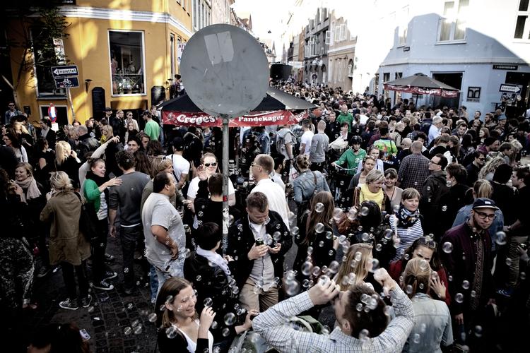 Sild. Sådan så det ud tidligere på aftenen. Lige nu står man lige så presset, som var man foran Orange Scene fredag aften, lyder det fra IBYEN's reportere i Studiestræde. 