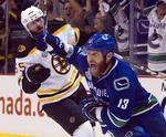 Assist. Den danske ishockeyspiller Jannik Hansen lagde op til Raffi Torres' (billedet) afgørende mål i den første NHL-finale. 