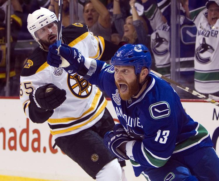Assist. Den danske ishockeyspiller Jannik Hansen lagde op til Raffi Torres' (billedet) afgørende mål i den første NHL-finale. 
