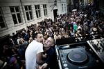 Fest. Masser af mennesker var i aftes på gaden til den mobile gadefest Distortion i København. 