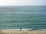 DUKKERT. Lufttemperaturerne siger strandvejr, men vandet er stadig lidt for koldt. 
