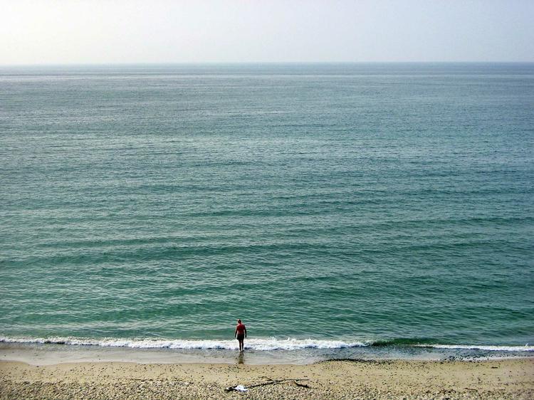 DUKKERT. Lufttemperaturerne siger strandvejr, men vandet er stadig lidt for koldt. 