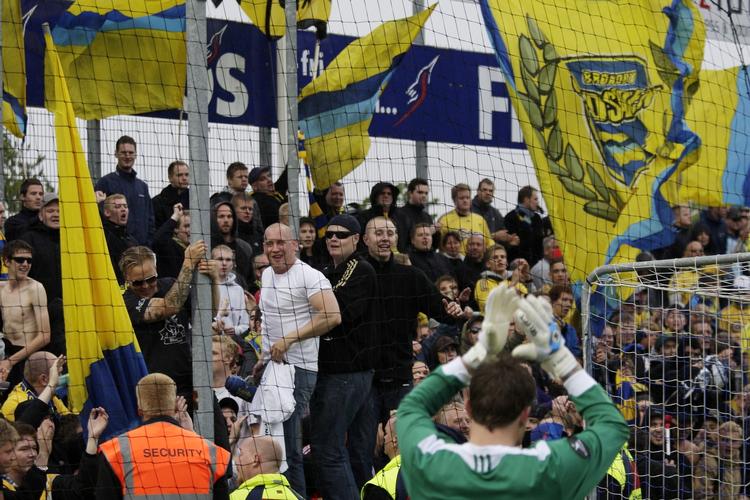 opbakning. Der kommer en hjælpende hånd udefra, hvis Brøndby vil acceptere ikke at eje sine egne spillere. 
