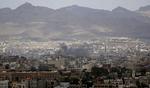 Krig. Sort røg stiger mod himlen i Yemens hovedstad, Sanaa, hvor der udkæmpes blodige kampe mellem klanmedlemmer og regeringsstyrker. 