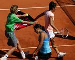 vindblæst. Attituden er ikke til at tage fejl af hos semifinalisterne Marion Bartoli (nederst) og Francesca Schiavone (øverst). 