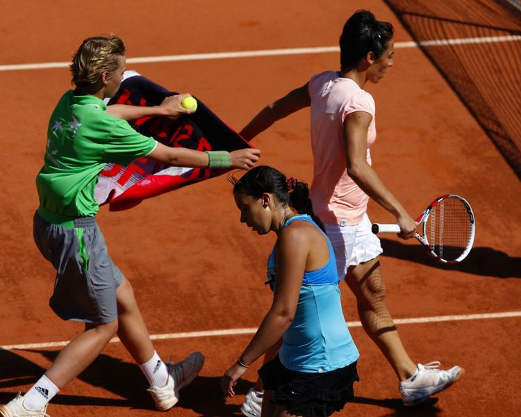 vindblæst. Attituden er ikke til at tage fejl af hos semifinalisterne Marion Bartoli (nederst) og Francesca Schiavone (øverst). 