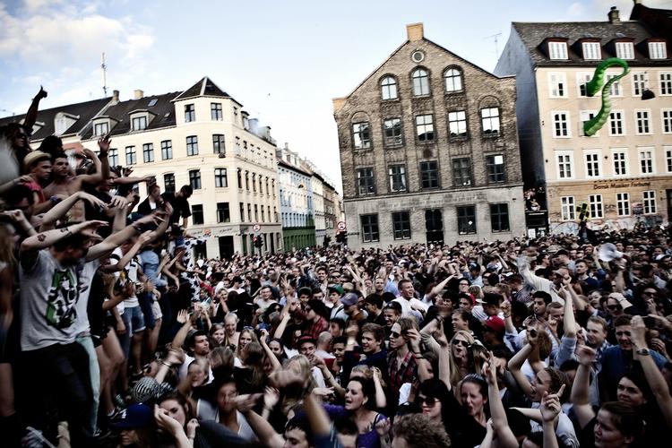 Sankt Hans Torv er et kæmpe mylder her på Distortions 2. dag. 