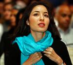 indespærret. Roxana Saberi  tager fra USA til sin fars hjemland, Iran, men ender i diktaturets fængsel. Det  lykkes hende at komme ud igen, og nu har hun skrevet en læseværdig bog om oplevelsen. 