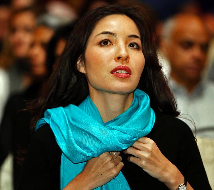 indespærret. Roxana Saberi  tager fra USA til sin fars hjemland, Iran, men ender i diktaturets fængsel. Det  lykkes hende at komme ud igen, og nu har hun skrevet en læseværdig bog om oplevelsen. 