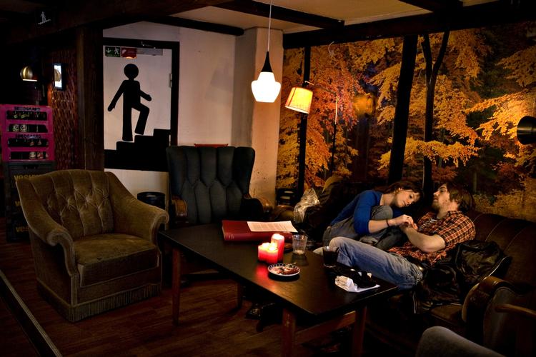 Social-cafe. Velgørenhedscafeerne blomstrer i København. iBYEN guider dig til fire gode muligheder for en socialt forsvarlig cafeoplevelse. 