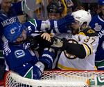 balladen. Blev Patrice Bergeron (th.) bidt i fingeren, da han var i infight med Alex Burrows? Det kan i hvert fald ikke bevises. 