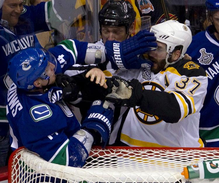 balladen. Blev Patrice Bergeron (th.) bidt i fingeren, da han var i infight med Alex Burrows? Det kan i hvert fald ikke bevises. 