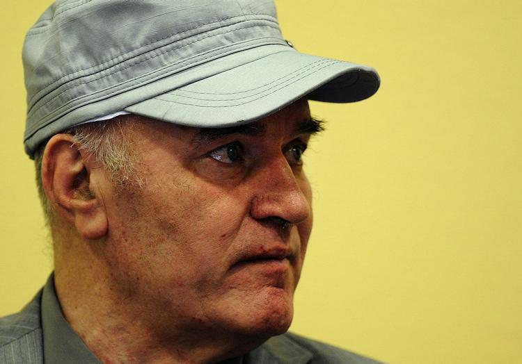 Retsmøde. Den krigsforbrydertiltalte Ratko Mladic kalder anklagerne mod ham 'modbydelige'. 