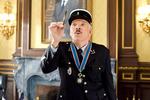 Snydt. Steve Martin, der her ses i  sin politiinspektørinkarnation, har været uheldig med et af sine kunstindkøb. 