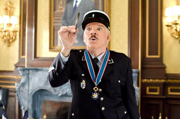 Snydt. Steve Martin, der her ses i  sin politiinspektørinkarnation, har været uheldig med et af sine kunstindkøb. 