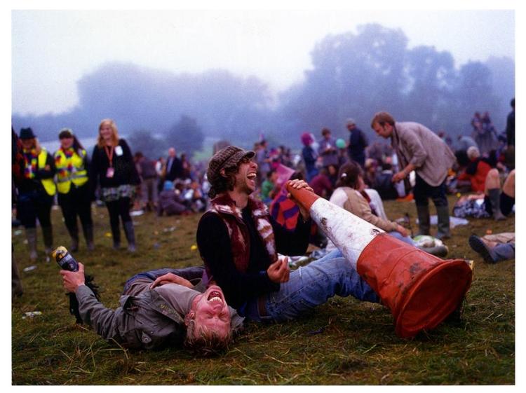 Frisættelse. Den store festival etablerer en zone, hvor vi kan smide alle hæmninger og kontrolmekanismer væk. 