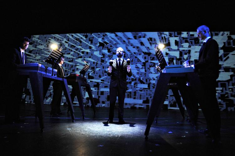 Sådan. Benjamin Fox på maracas  omgivet af organister sørgede for en  iscenesat aflevering af Steve Reich. 