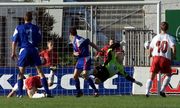 1-0. I 2000 kom Danmark bagud mod Island efter 12 minutter, men Jon Dahl Tomasson og Morten Bisgaard sikrede en dansk 2-1-sejr. 