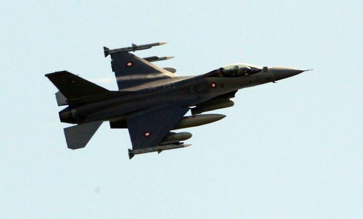 Bombetogt. Danske F-16-fly havde arktisk overlevelsesudstyr med på ørkenmission. 