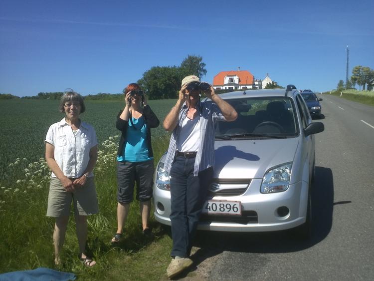 RAKETTURISTER. Edel Sasserssen og Anker Munch med datteren Louise er blandt de mange, der nu spejder ud mod affyringsrampen i vandet ud for Nexø. 