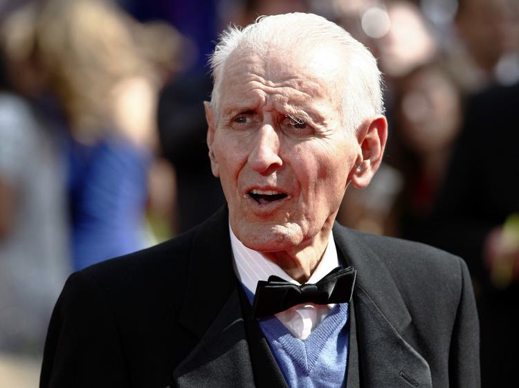 Kevorkian. Lægen Jack Kevorkian ankommer her til et gallashow i Los Angeles i efteråret. I morges døde 'Doktor Død' på et sygehus i Detroit. 