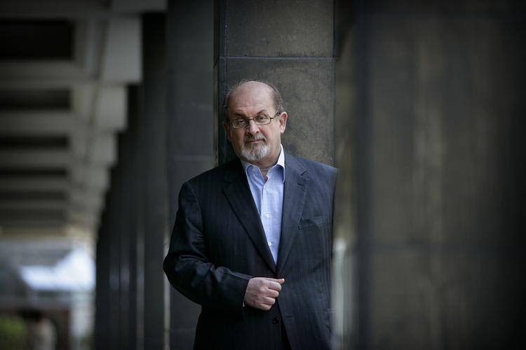 fantasi. Man skal holde tungen lige i munden, når man begiver sig ud på et af Salman Rushdies vidtfavnende eventyr. 