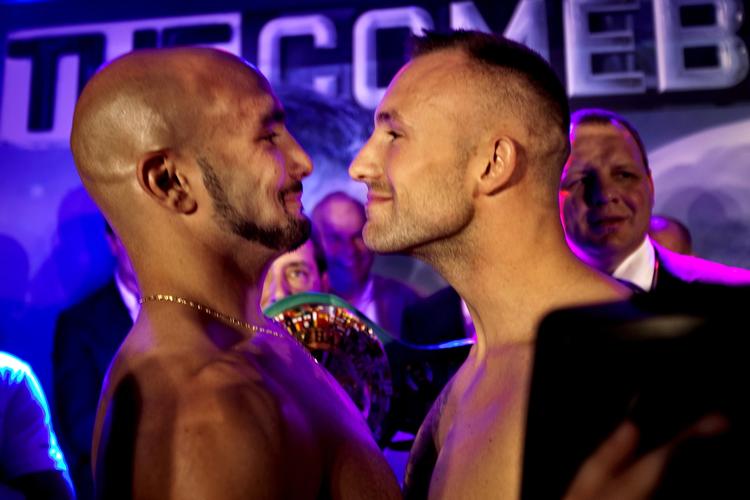 Indvejning. Mikkel Kessler er lidt tungere end sin kommende franske modstander Mehdi Bouadla. 