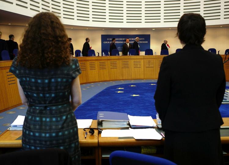 Ret. Den Europæiske Menneskerettighedsdomstol er nærmest blevet et 'tilløbsstykke' i de senere år. Antallet af sager overstiger langt dens kapacitet. Hele 140.000 sager ligger i øjeblikket ubehandlet hen. Sidste år kom 50.000 nye til. 
