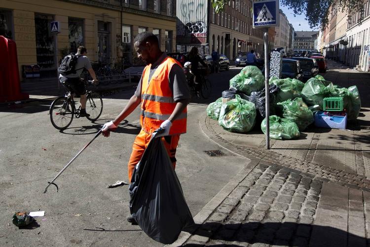 Skraldebjerg. Gårsdagens Distortion på Nørrebro førte tonsvis af skrald med sig. 