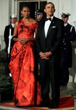 Omdiskuteret. Da Michelle Obama i denne markante kjole - skabt af den britiske designer Alexander McQueen - i januar tog imod den kinesiske  præsident, medførte det en omfattende debat i USA, hvor mange mener, at præsidentfruen bør promovere  amerikansk design. 