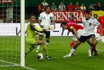 Mål. Tysklands Mario Gomez (th.) scorer åbningsmålet mod Østrig. 