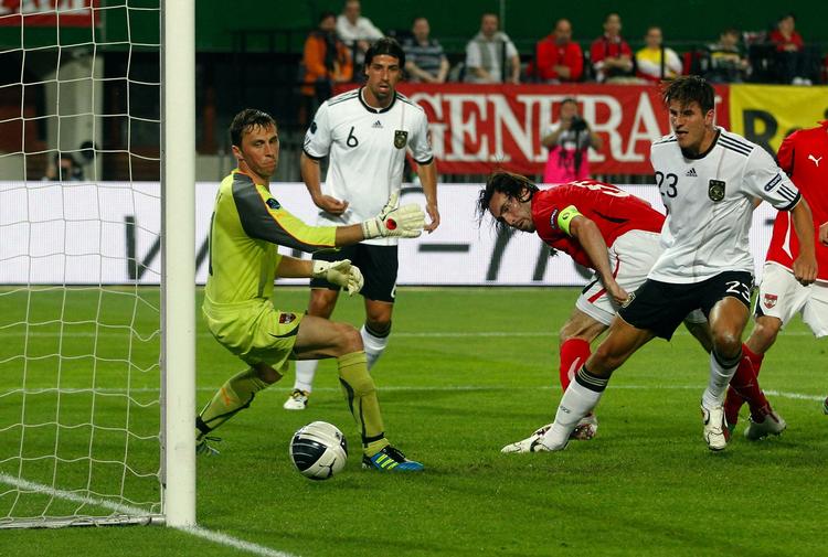 Mål. Tysklands Mario Gomez (th.) scorer åbningsmålet mod Østrig. 