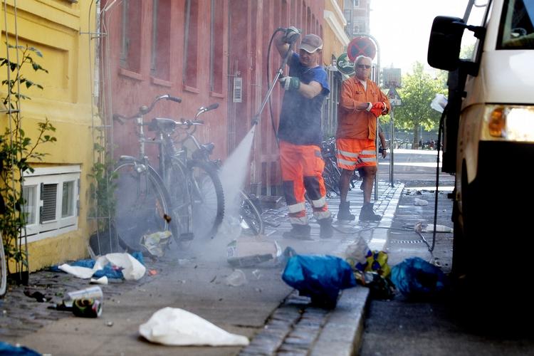 Beskidt. Distortion har brugt langt flere penge på rengøring, end arrangørerne havde forventet. Hver morgen klokken 6 sender kommunen 30 ansatte ud for at fjerne festabernes efterladenskaber. 