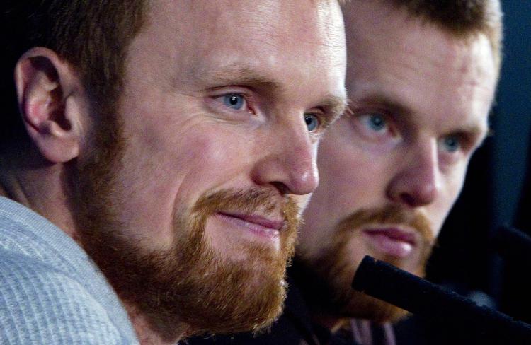 Tvillingehelte. Sammen med sin tvillingebror Henrik (tv.) er Daniel Sedin (th.)  Vancouver Canucks absolutte stjerne. 
