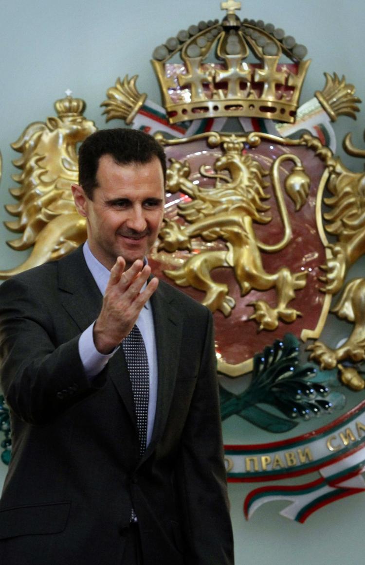 Syrien. Bashir Assads sikkerhedsstyrker har i de sidste seks uger har dræbt over l.000 civile demonstranter, såret mange tusinde og arresteret ca. 10.000. 
