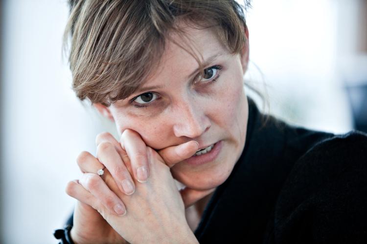 Tommelskruer. Regeringen og socialminister Benedikte Kiær (K) vil nu presse kommunerne til helt at droppe de løsrevne lukkedage. 