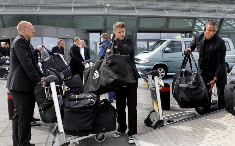 ANKOMST. De kom samtidig til Island, men får forskellig rolle i aften: Niki Zimling (tv.) fra start, Lasse Schöne på bænken og Mathias 'Zanka' Jørgensen på tribunen. 