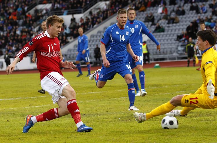 afbrænder. Første halvlegs største chance tilfaldt Nicklas Bendtner, men Styefan Magnusson var hurtigt ude med en fodparade. 