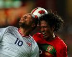 ensom. John Carew fik ikke meget at skulle have sagt i duellerne med det portugisiske forsvar. 