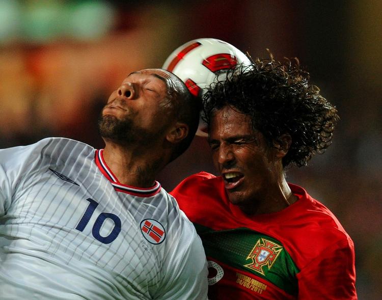 ensom. John Carew fik ikke meget at skulle have sagt i duellerne med det portugisiske forsvar. 