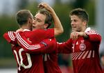 målscorerne. To målscorere og en oplægger: Dennis Rommedahl jubler med Christian Eriksen og Lasse Schöne. 