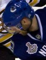 Fight. Jannik Hansen (th) i nærkamp med Boston Bruins Johnny Boychuk. 