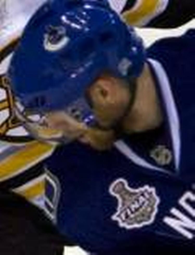Fight. Jannik Hansen (th) i nærkamp med Boston Bruins Johnny Boychuk. 
