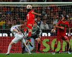 Duel. Portugals Cristiano Ronaldo kommer højt til vejrs og for en gangs skyld fri af sin direkte oppasser Rune Høgli (tv). Norges målmand Rune Jarstein er på tæerne. 