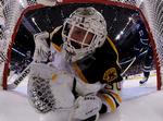 Boston Bruins målmand Tim Thomas har hovedet inde i eget mål. 