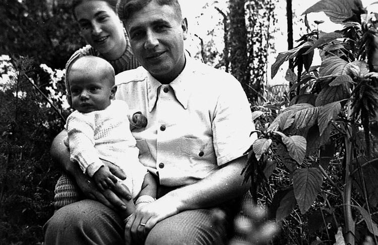 Familiefar. Mindre end  to uger efter sin udstationering i Holland får Karl Heinz Hoffmann lov til at tage hjem til Düsseldorf for at se sin  nyfødte søn. Foto: Privatfoto fra bogen/Arbejderbevægelsens Bibliotek og Arkiv 