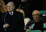 fodboldfan. Under VM-slutrunden i Sydafrika for et år siden var Henry Kissinger (th.) gæst i æreslogen hos Sepp Blatter (tv.) 